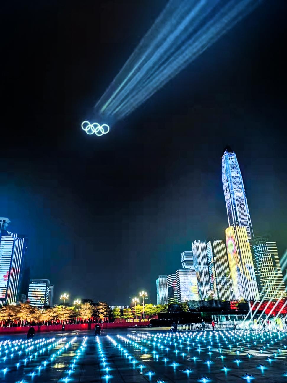 快看，天上有个“冰墩墩”，光峰“云上写字”将科幻变现实