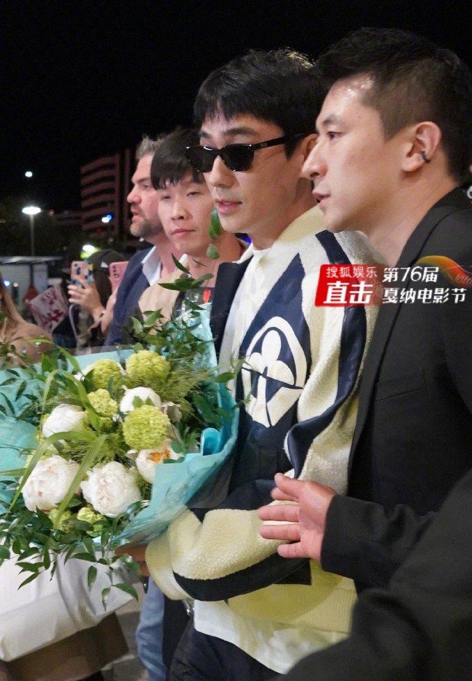 韩国机场偶遇朱一龙,粉丝向是枝裕和介绍朱一龙