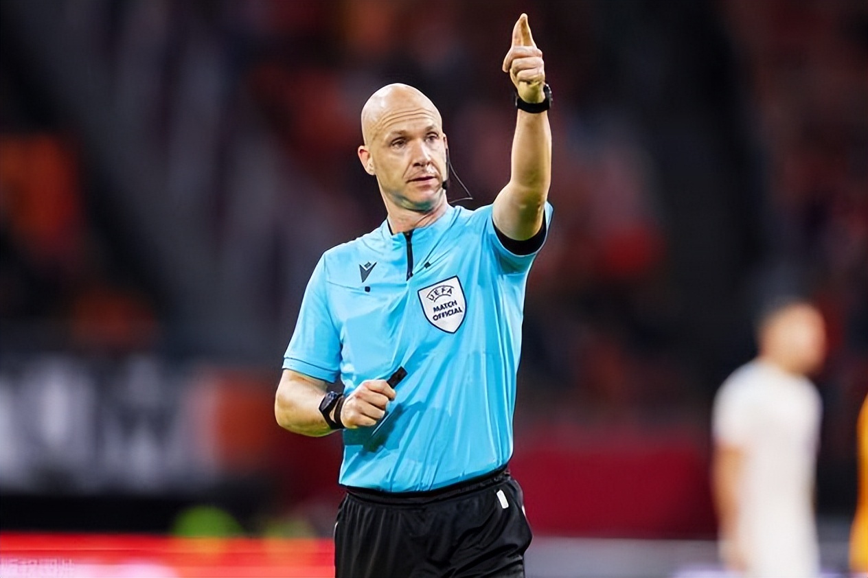 欧联杯恐怖一幕门将惨遭爆头,欧联决赛争议判罚