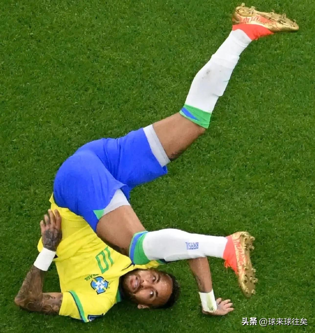 内马尔为什么踢边后卫,内马尔为什么踢两次点球