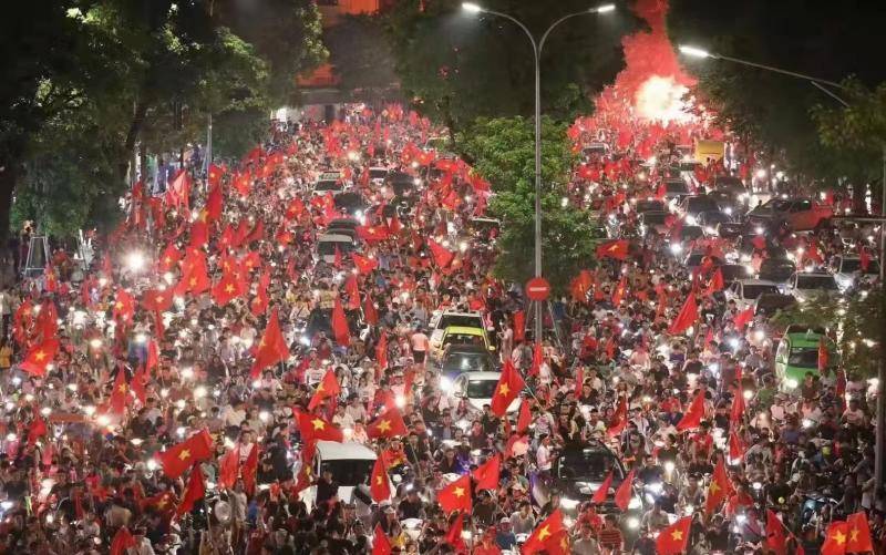 中国男足顺利回国继续备战12强赛,中国男足队员拜年