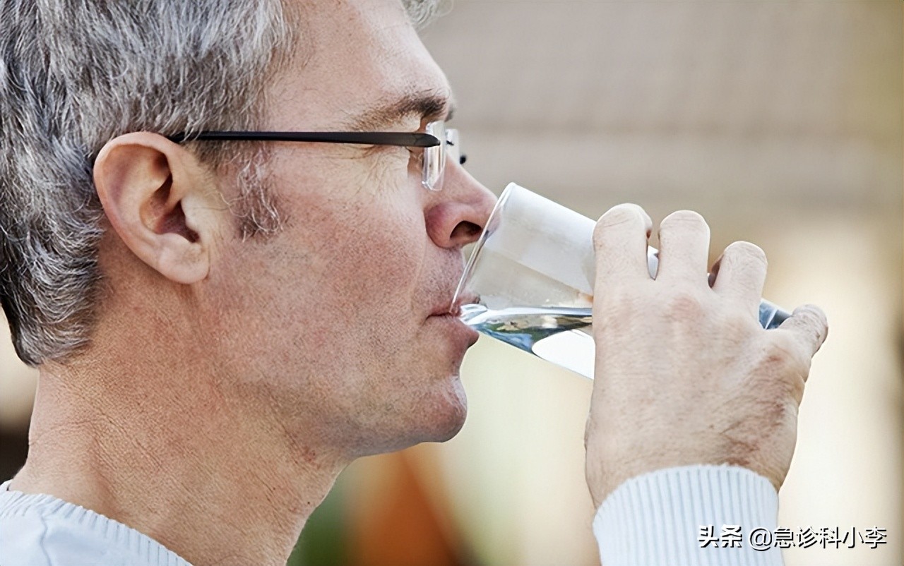 晚上睡觉嘴巴总发干是真的缺水吗,为什么夜晚睡觉嘴巴干