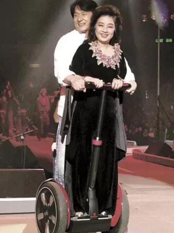 徐小凤怼人场面,周润发致敬徐小凤图文