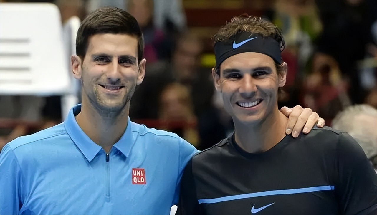 德约现身球场练习,德约帅气背身救球