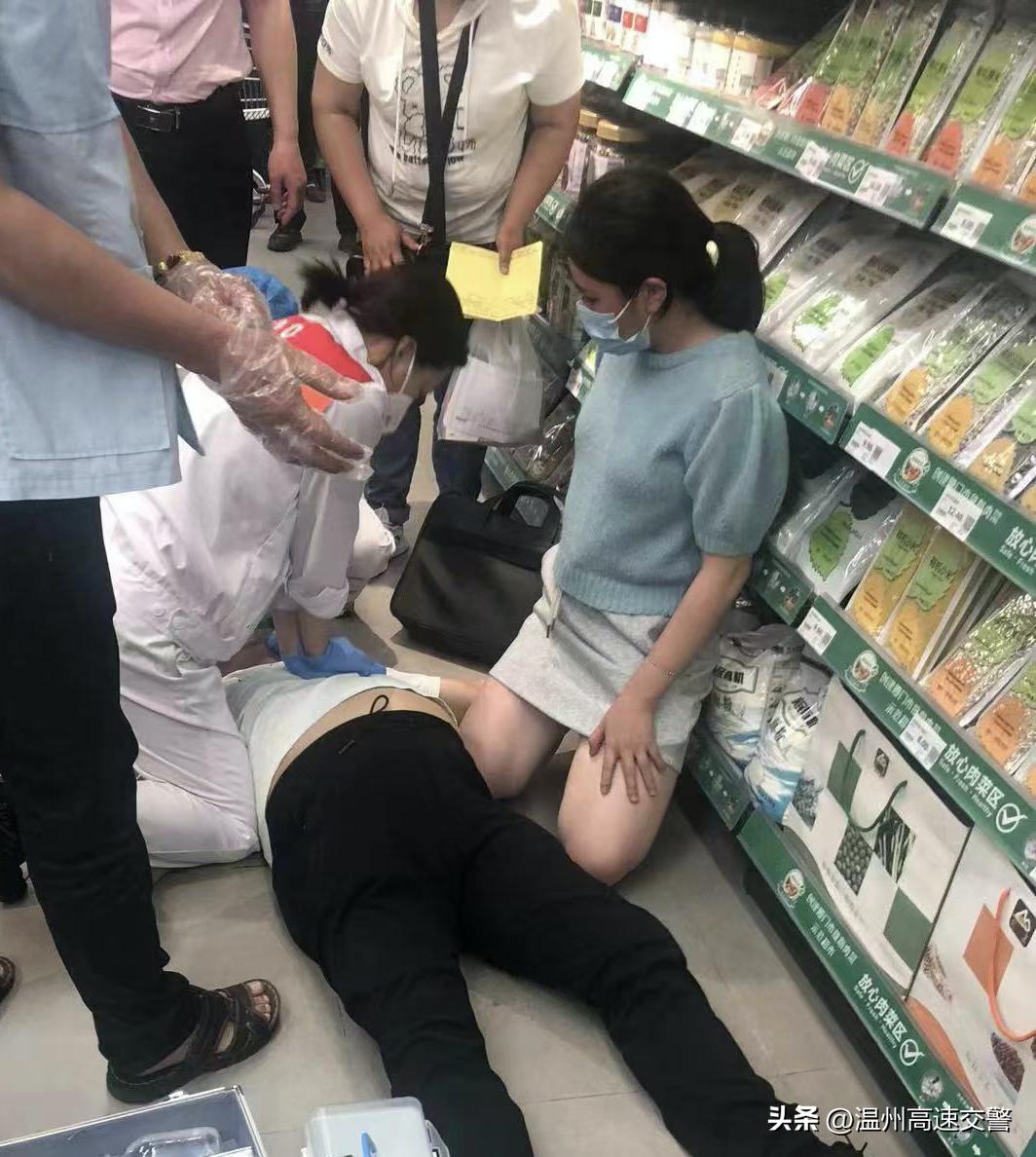 她的膝盖跪紫了，网友：希望她“万紫千红”