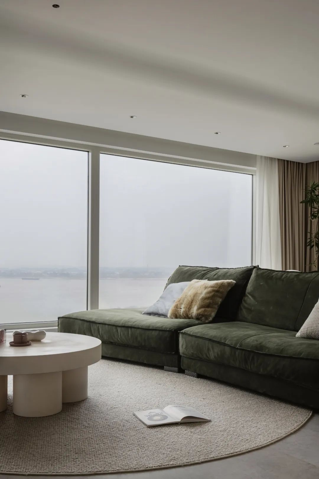 白色为主的客厅配什么颜色沙发图,客厅是白色的要选什么颜色的沙发