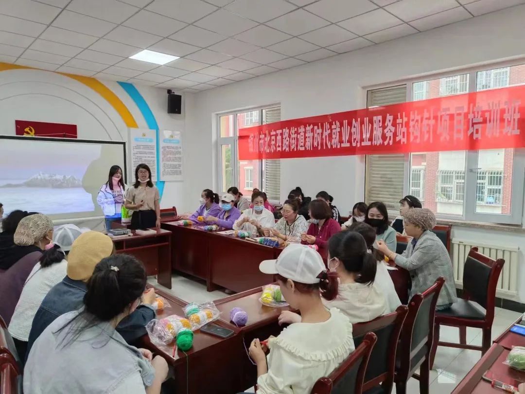 文萃南街社区：钩针撬动“炕头经济”指尖开出幸福花儿