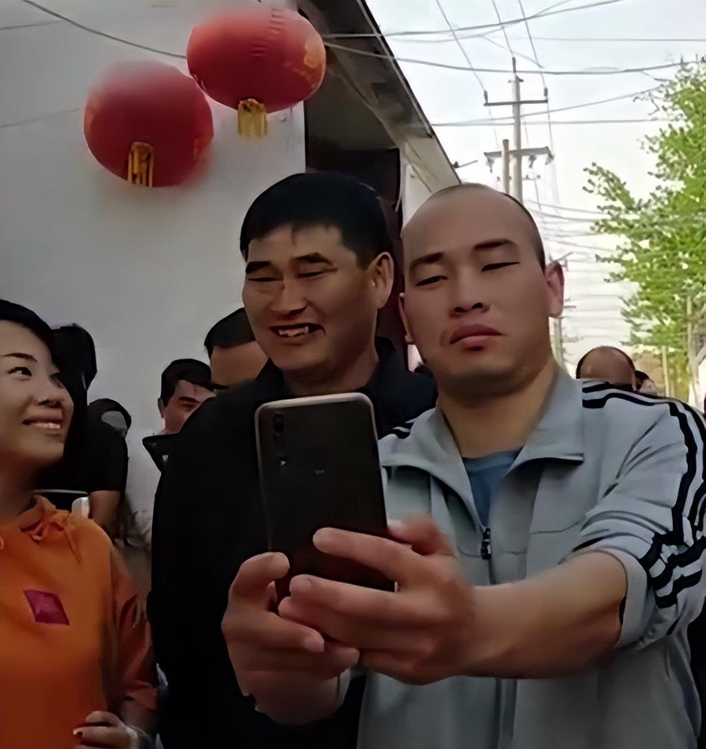 大衣哥被粉丝吓的视频,大衣哥的火爆场面