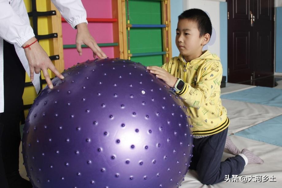 “孩子我来带!”外孙重病无力治疗,农村外公挺身而出撑起一片天