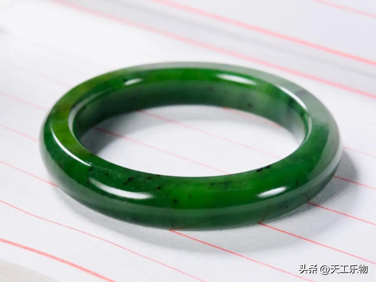 和田玉肉眼看有很多棉的手镯好吗,玉器店有玉手镯卖吗
