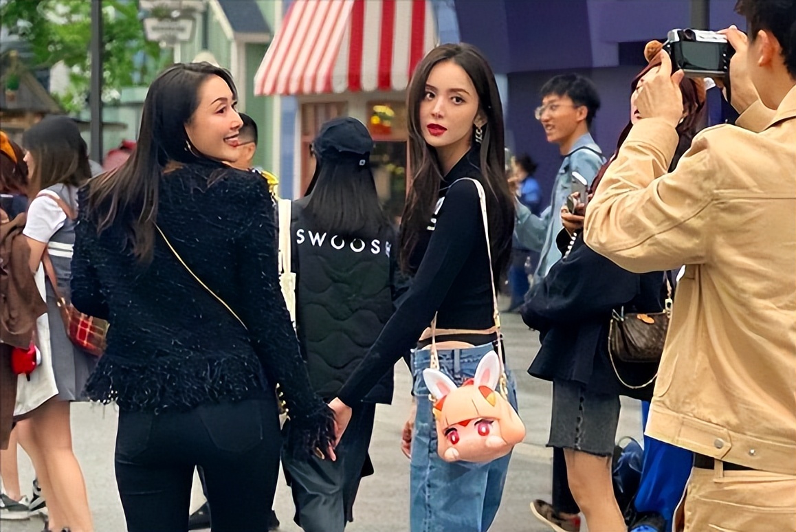 露*裤底**、露下乳、穿渔网内衣，女星们的穿着真的可以随心所欲吗？