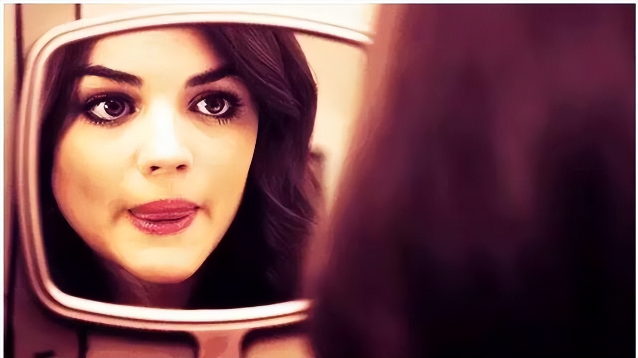 女人喜欢舔嘴唇是何心理状态,女性舔嘴唇是什么原因