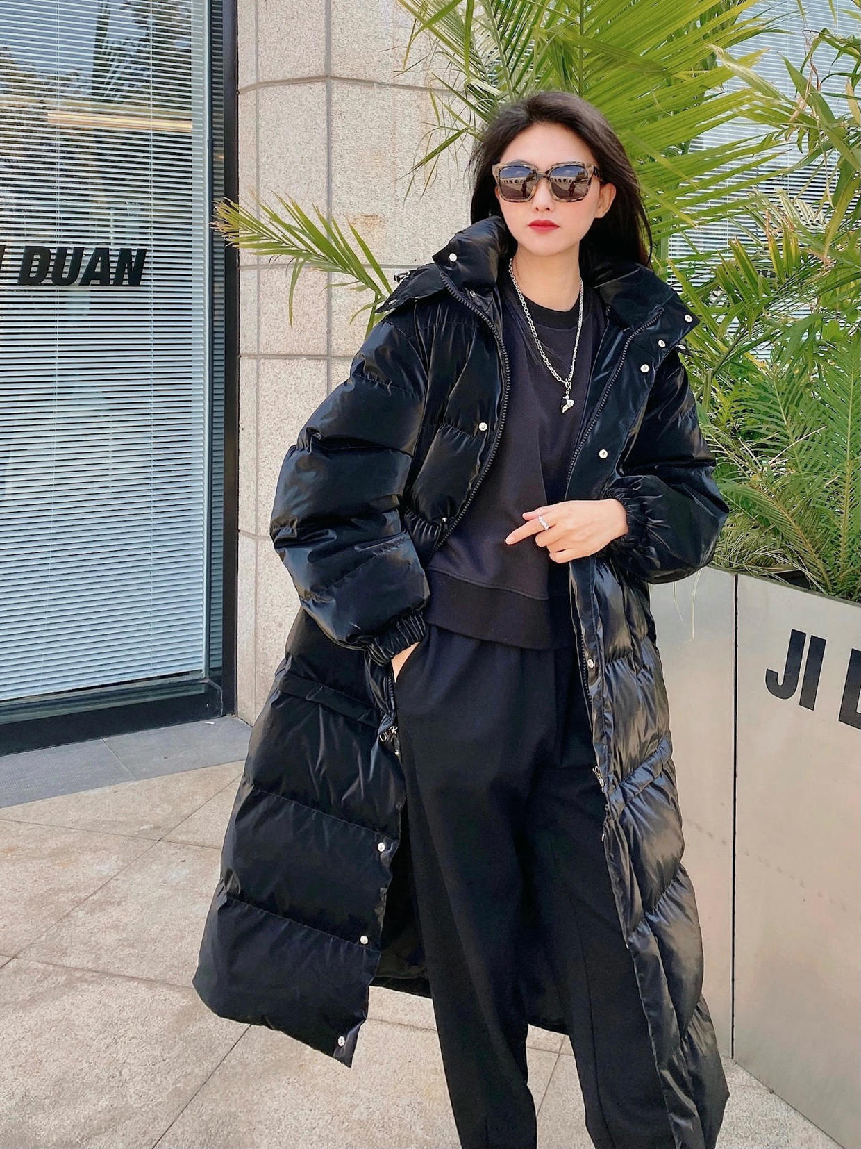 黑色羽绒服穿搭高级感中款,黑色羽绒服冬季高级感穿搭小个子