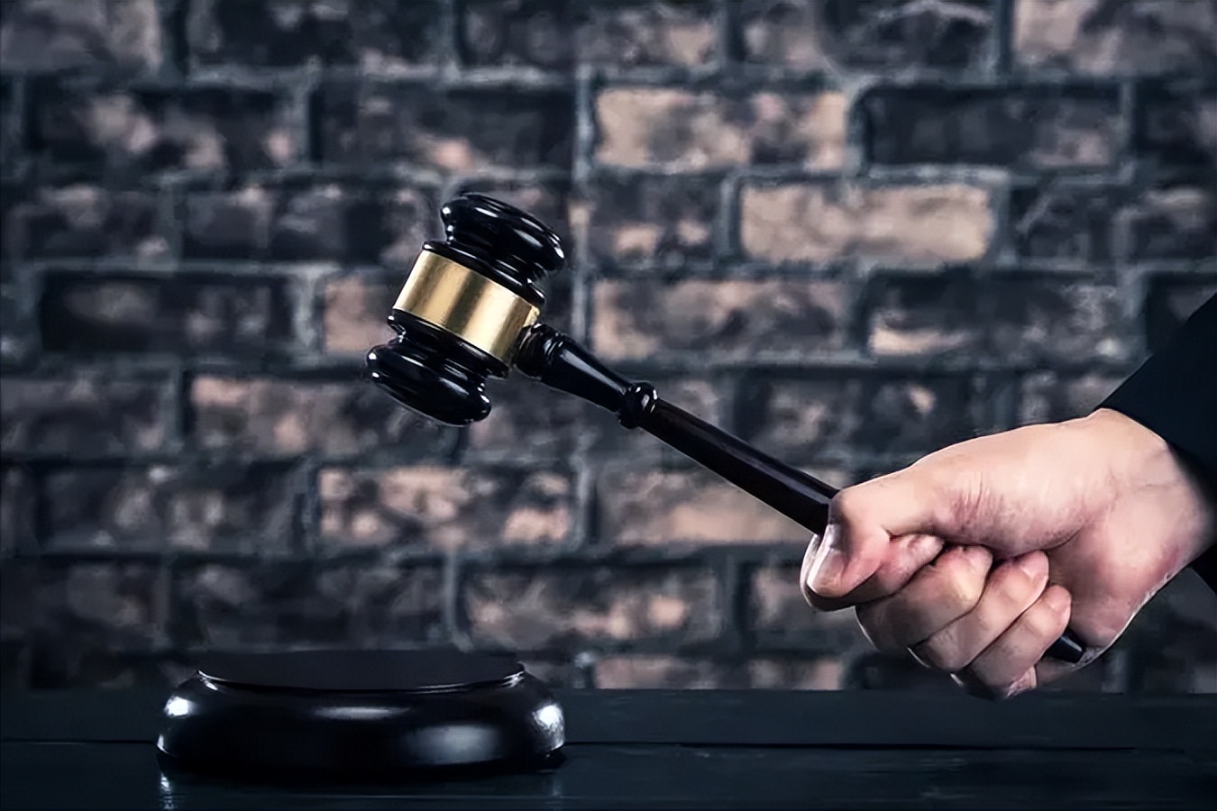 67岁老人闯入狮子园被狮子拖,男子误入狮子园狮口脱险