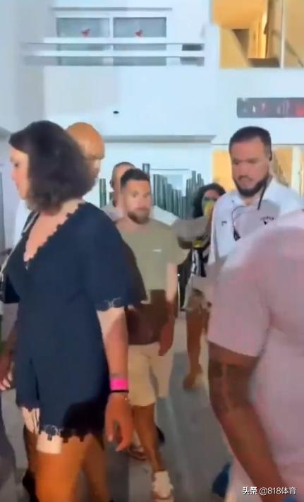 球王!梅西伊比萨岛蹦迪偶遇里贝里,刀疤脸拽着梅老板胳膊主动搭讪