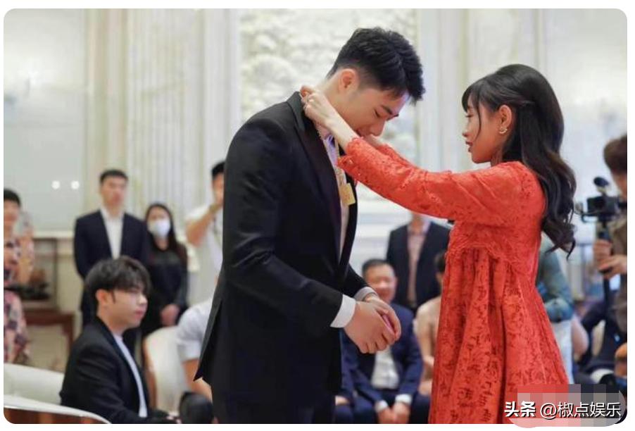 特步公主与七匹狼太子订婚！郎才女貌相当般配，岳父喊话多扶持