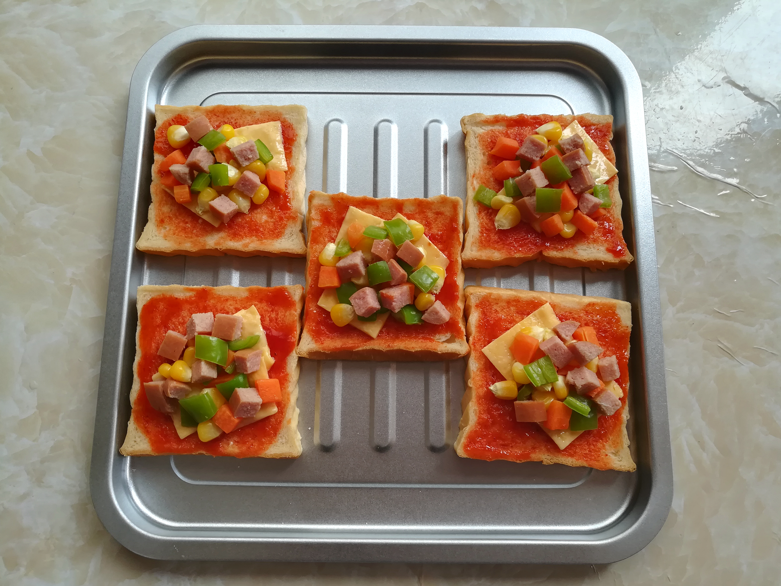 用吐司做迷你小披萨,如何用吐司做披萨简单又好吃