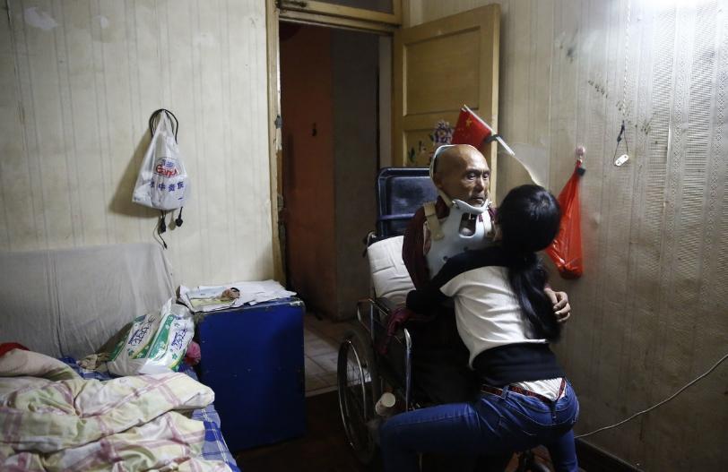 15年安徽女孩街头扮牛,女孩街头扮牛背后的故事