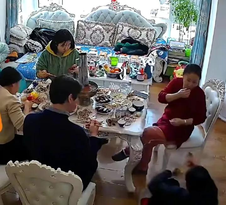 爷爷夹菜孙子移走凳子致爷爷摔倒,孙子拿走凳子爷爷摔倒