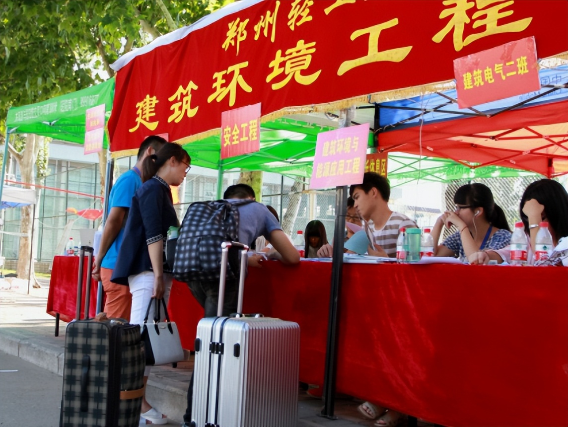 大一开学学生要自我介绍么,学长对大一新生的自我介绍