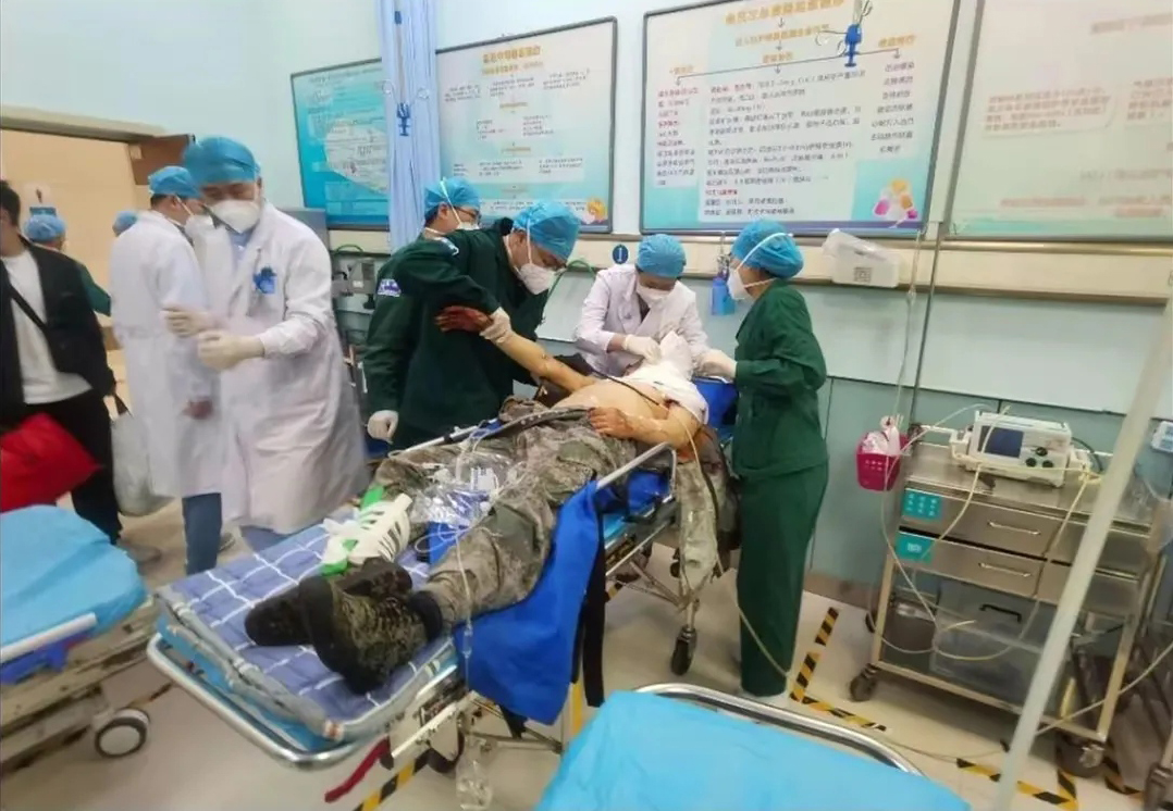 野外遇到熊该装死还是爬树呢,农民山中被熊咬腿没想到熊会爬树