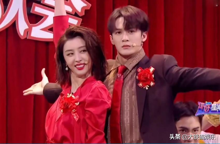 胡歌为礼仪小姐姐化解尴尬娱乐,胡歌帮礼仪小姐解围对比