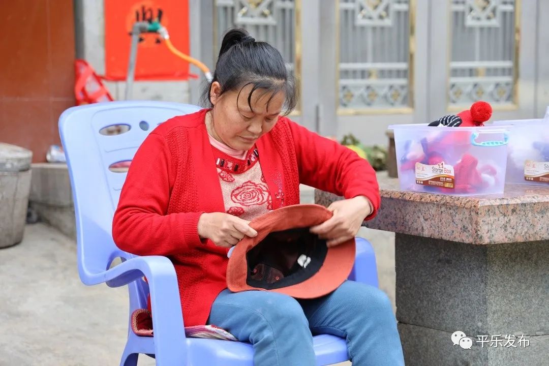 【开局起步dou精彩】桂林平乐|农闲妇女“闲不住”手工活成赚钱新时尚