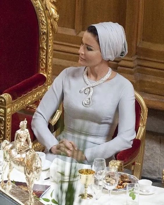 深扒卡塔尔王妃的珠宝盒，竟然发现了温莎公爵夫人的拍卖真品