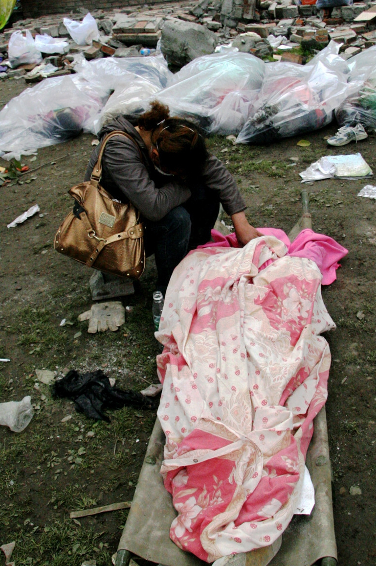 汶川地震中的3岁敬礼男孩郎铮,汶川地震被救的郎铮在干什么