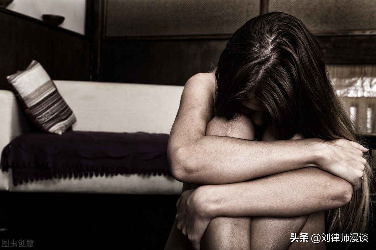 丈夫杀死和妻子偷情的人怎么判,妻子偷情把情人砍死犯法吗