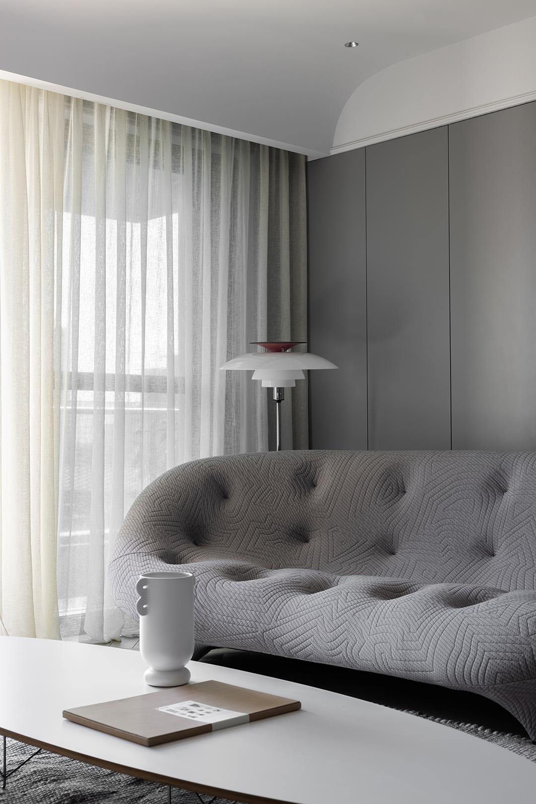 沙发选比较小客厅会显得比较大吗,不设限就拥有无限可能