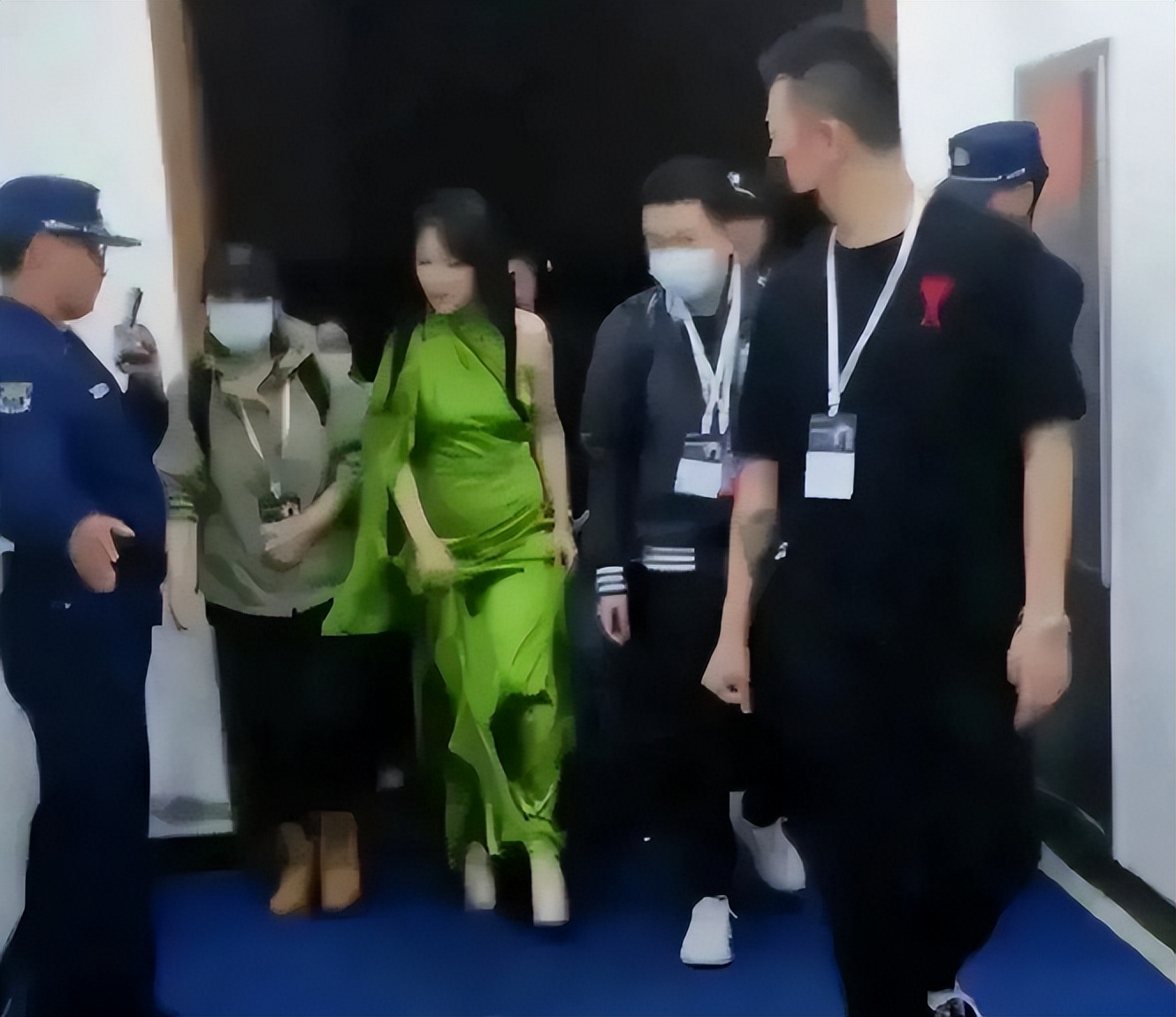 曝52岁杨钰莹怀孕，穿紧身长裙肚子又圆又鼓，网友：是真的吗？