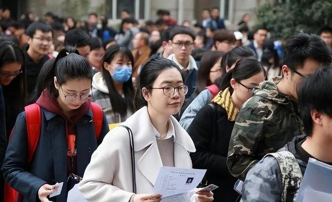 要啥自行车啊——从教师工资被降引发“欢呼声”，看教师地位变更