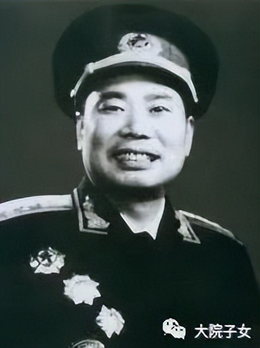 对越自卫反击战高校,向参加过自卫还击的战友们敬礼