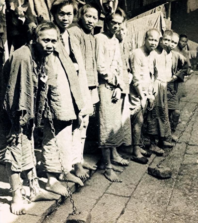 清未老照片：贵族奶娘哺乳小少爷，*女妓**在洋人怀里衣衫不整