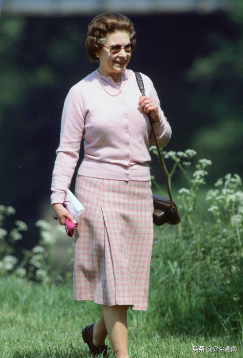 皇室蓝英国皇室衣服,英国王室穿什么颜色好看