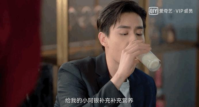 敢问这位男演员是沉浸在民国剧中无法自拔了吗？