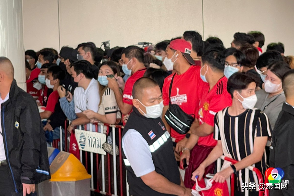 曼联接布罗姆奎斯特,曼联包机