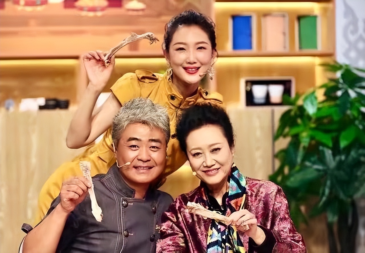 王丽云年轻时穿军装最漂亮的照片,65岁王丽云穿贵妇装