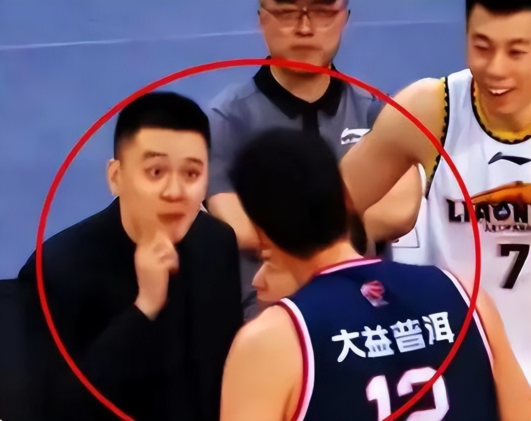 辽宁男篮教练杨鸣谈联赛全华班,辽宁主帅杨鸣怒怼裁判