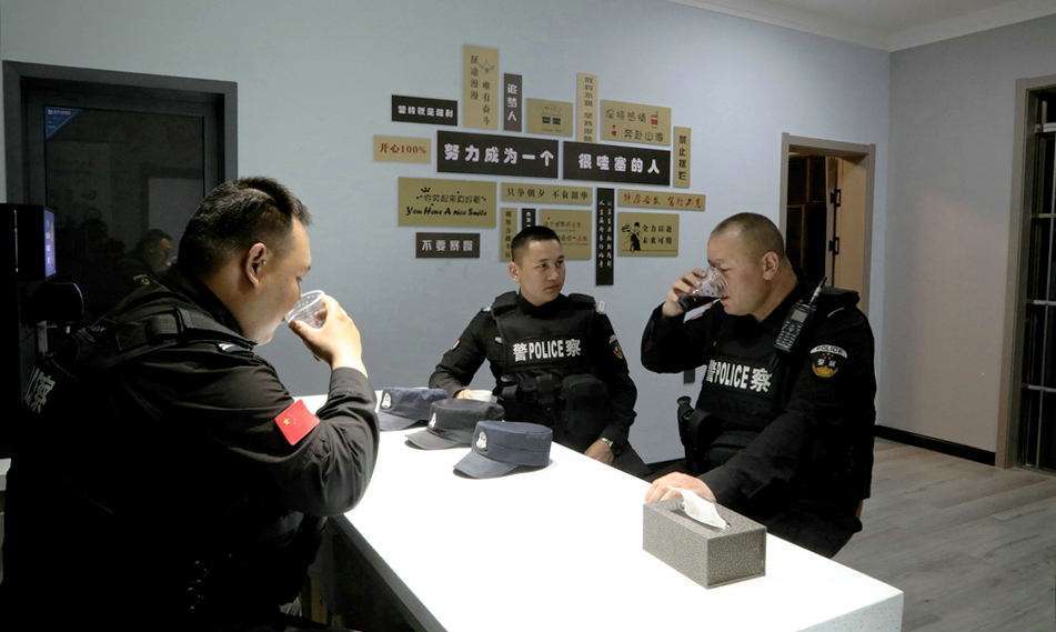 *疆新**布尔津县：津警“E”家深夜食堂开业啦！