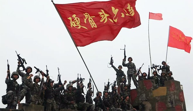 1964年，贺龙一怒之下解散国足，派球员去“硬骨头六连”整顿作风