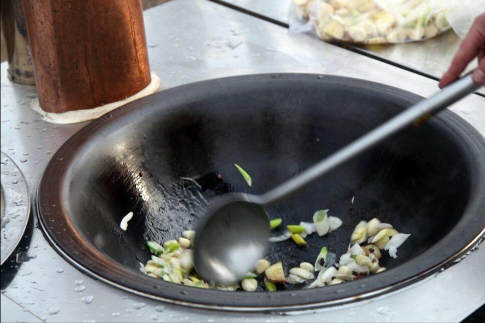 炒菜用纯铁锅还是生铁锅好,一般炒菜用的铁锅