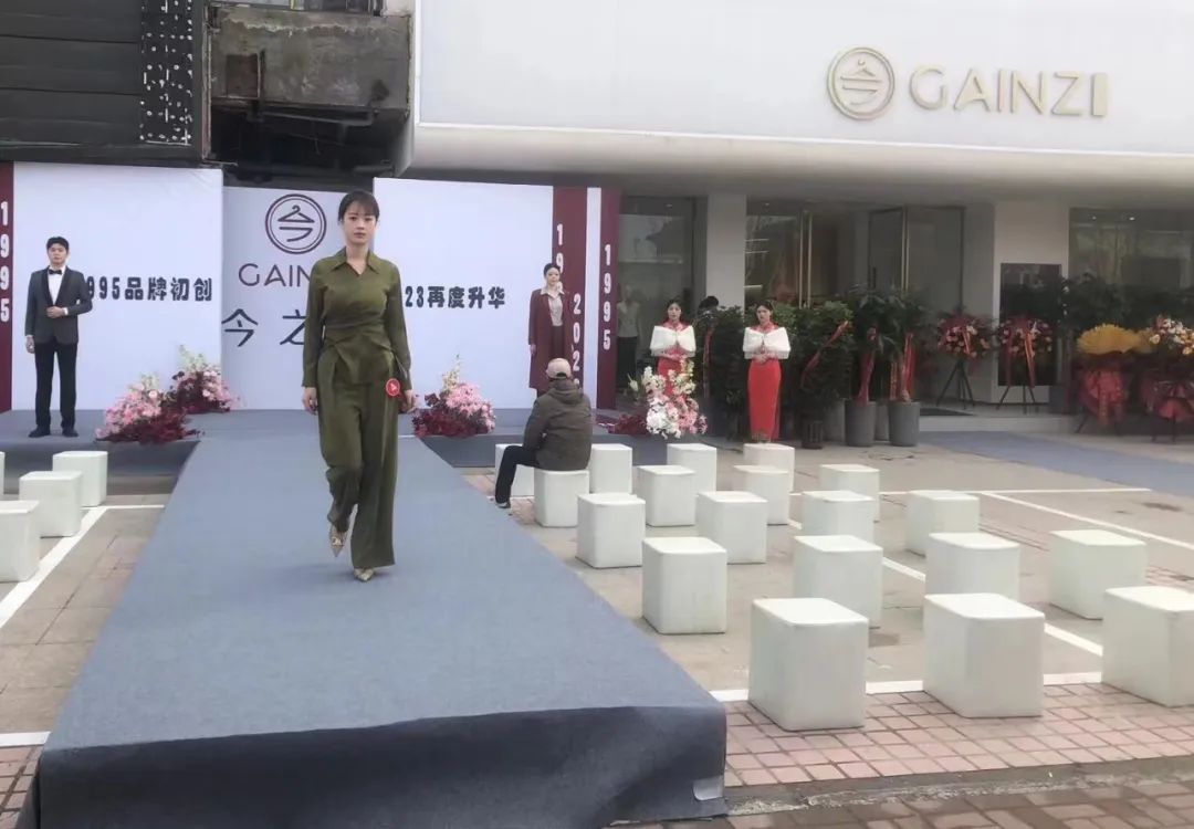 初心引领、匠心致远龙亭区新联会祝贺会员企业盛大开业