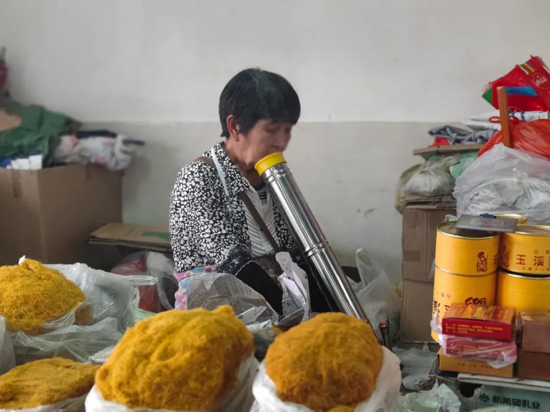云南弥勒菜市场趣事：烟丝烟筒女人卖，妇女抱着烟筒抽