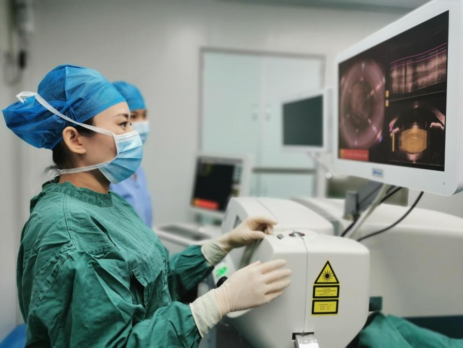 最大年龄102岁！最大转变从术前0.02到术后1.5！“光明天使”冯珂：让更多白内障患者重返清晰“视”界