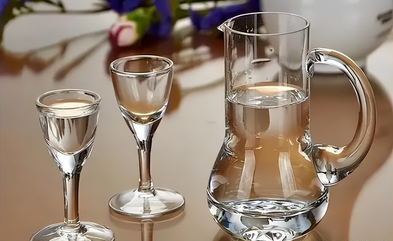 喝酒的时候为什么要干杯,为什么喝酒前要先碰一下杯子