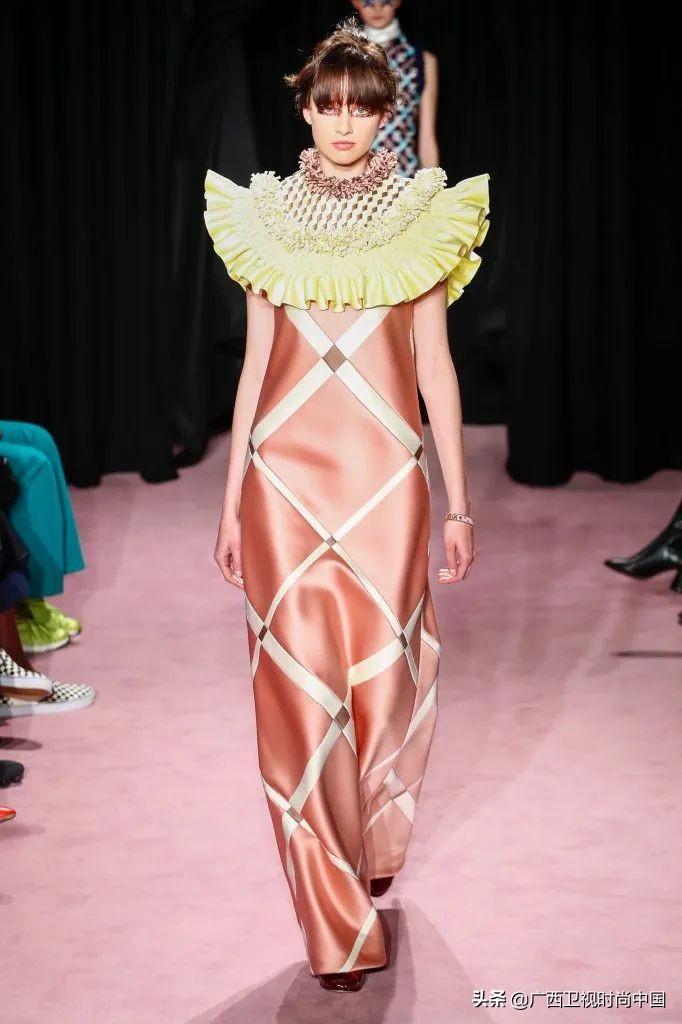 很热怎么穿,夏季天热怎么穿才够时尚