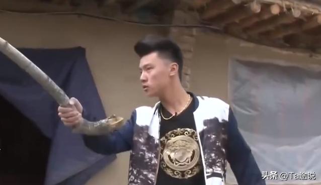 陕西少年酷爱打架，收藏品够买辆车，被“爷爷”救赎后学会感恩