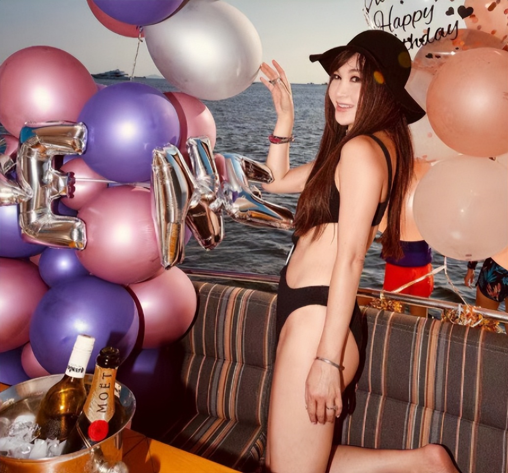 52岁温碧霞晒照展冻龄美貌,55岁温碧霞晒照与家人